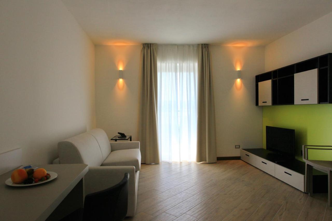 Hotel Ponti Angera Buitenkant foto