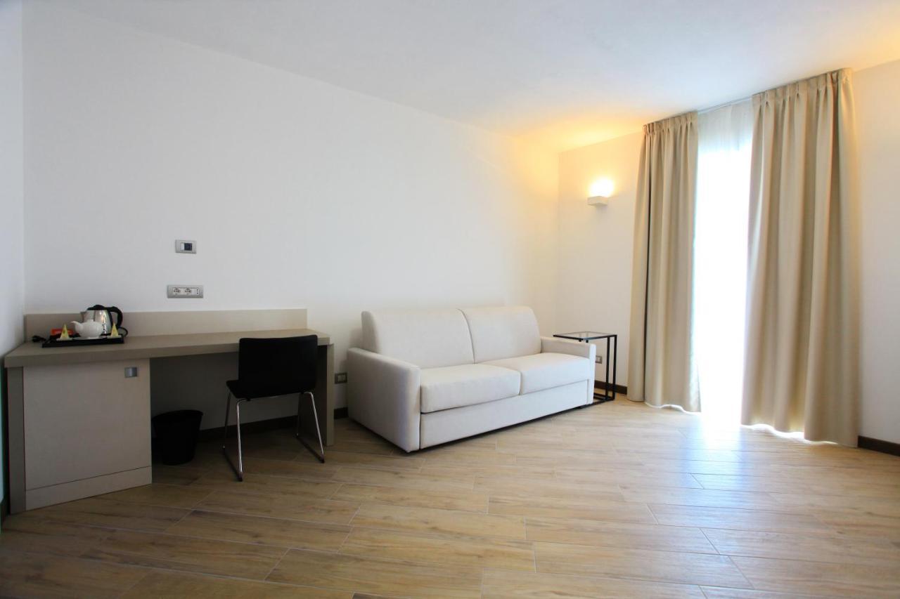 Hotel Ponti Angera Buitenkant foto