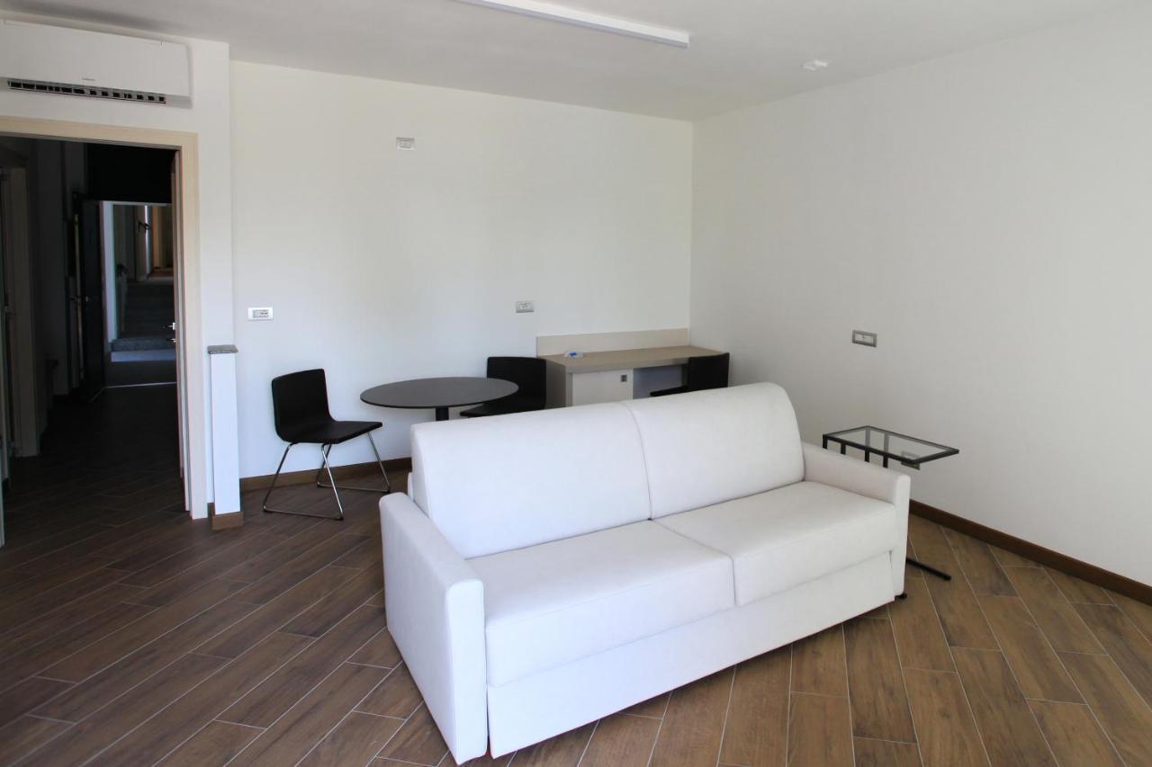 Hotel Ponti Angera Buitenkant foto